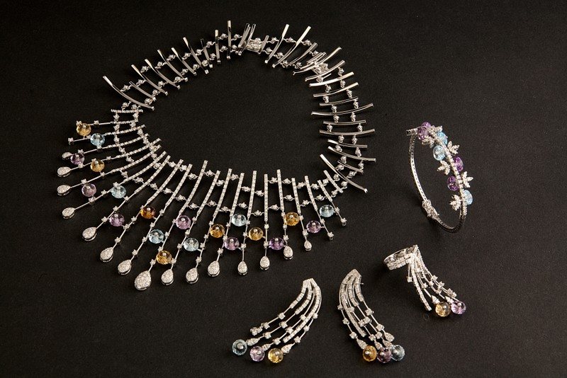 Parure con pietre semipreziose